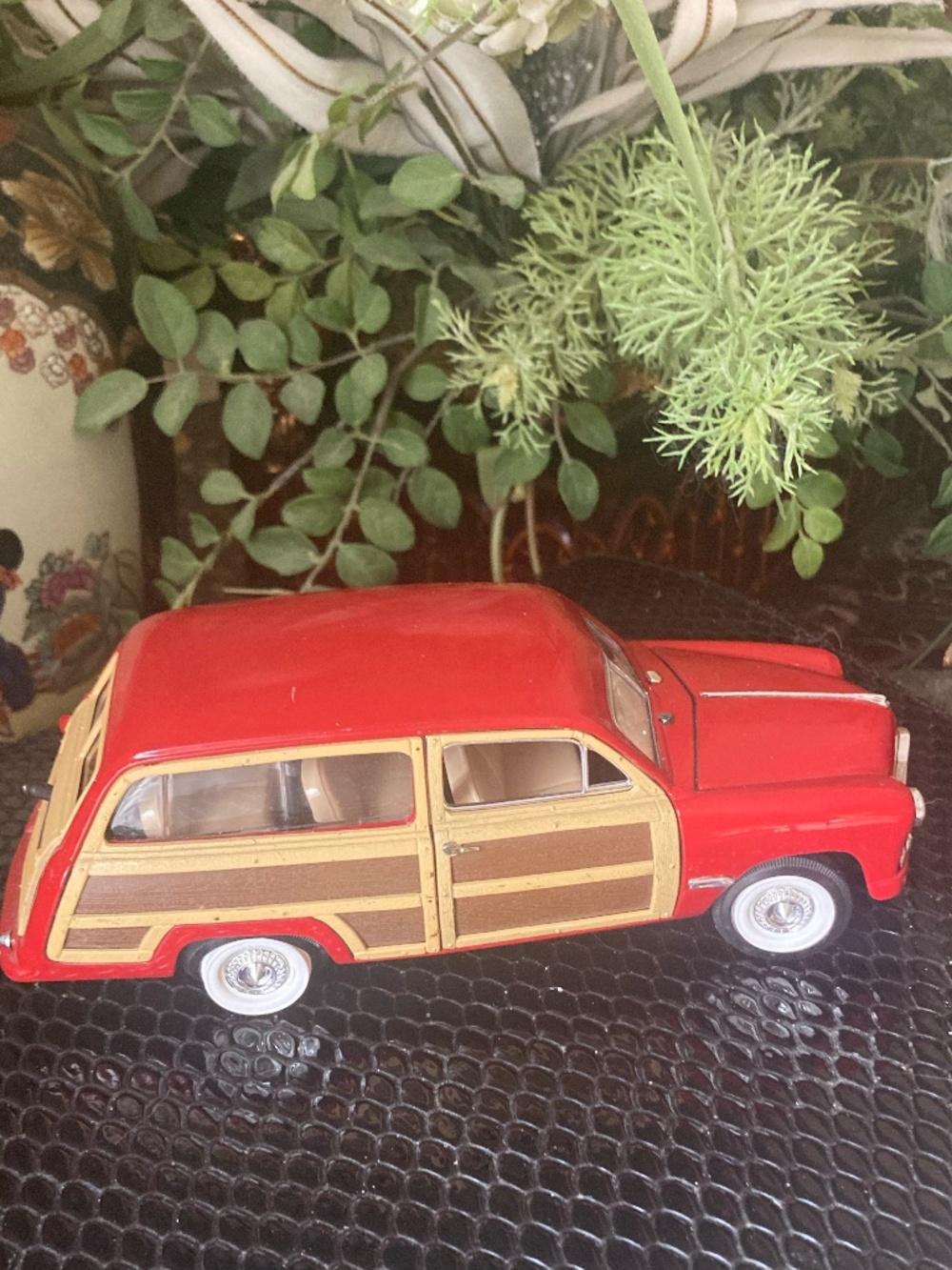 Motor Max 1949 Ford Woody Wagon 1:24 Scale Diecast Model Car Red Woodie Station